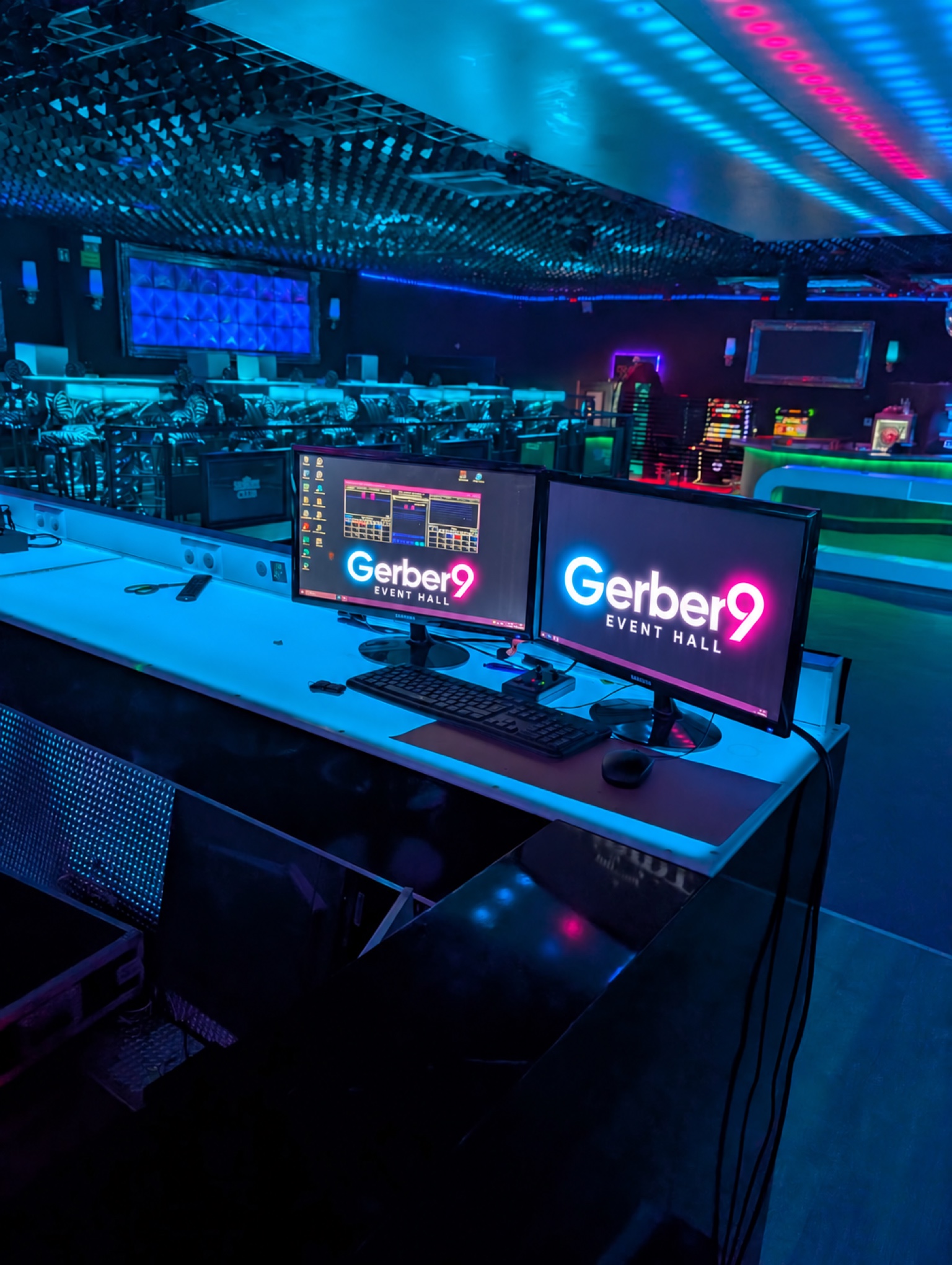 Großer Innenraum mit Bar